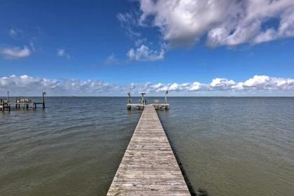 Las Brisas Home with Lighted Fishing Pier and Kayaks - image 8