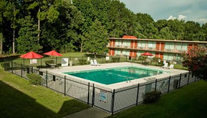Express Inn & Suites - image 11