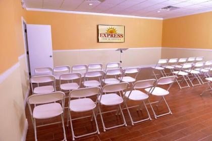 Express Inn & Suites - image 13