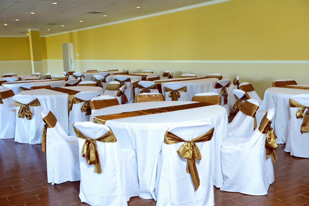 Express Inn & Suites - image 4