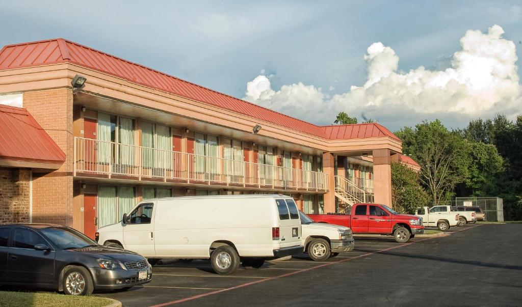 Express Inn & Suites - image 7