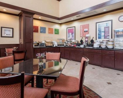 Comfort Suites Palestine - image 10