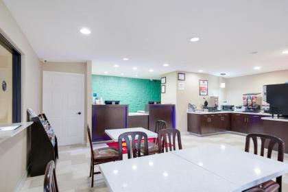 Econo Lodge Palestine - image 10