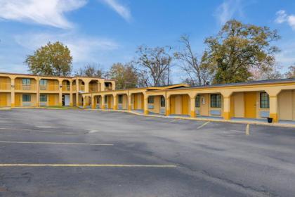 Econo Lodge Palestine - image 11