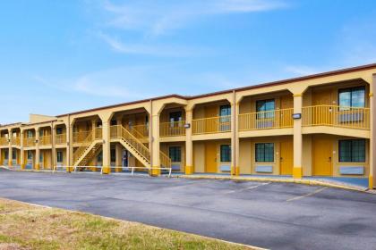 Econo Lodge Palestine - image 13
