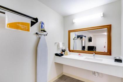 Econo Lodge Palestine - image 3