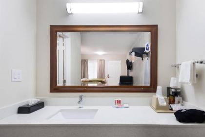 Econo Lodge Palestine - image 5