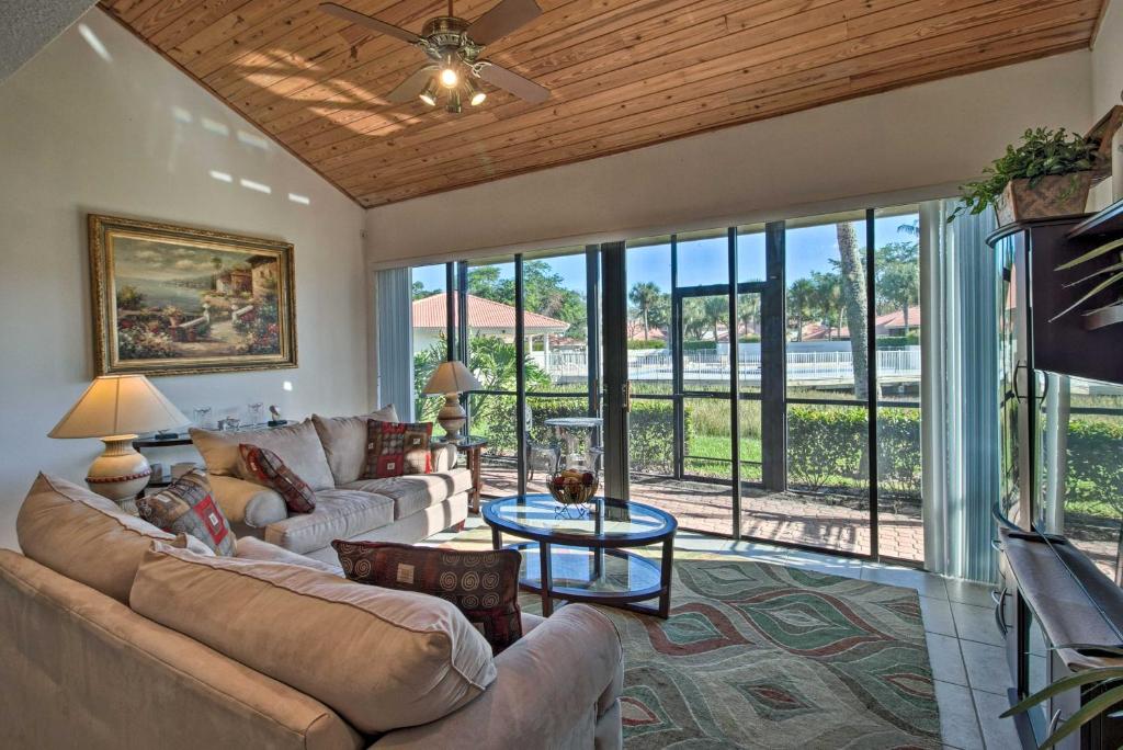Relaxing Palm Beach Getaway with Pool Access - image 4
