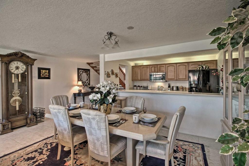 Relaxing Palm Beach Getaway with Pool Access - image 5