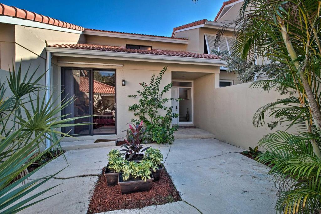 Relaxing Palm Beach Getaway with Pool Access - image 6