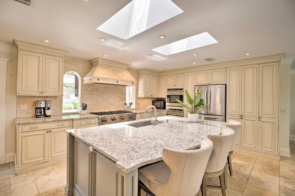 Luxury Getaway in Palm Beach Gardens! - image 6