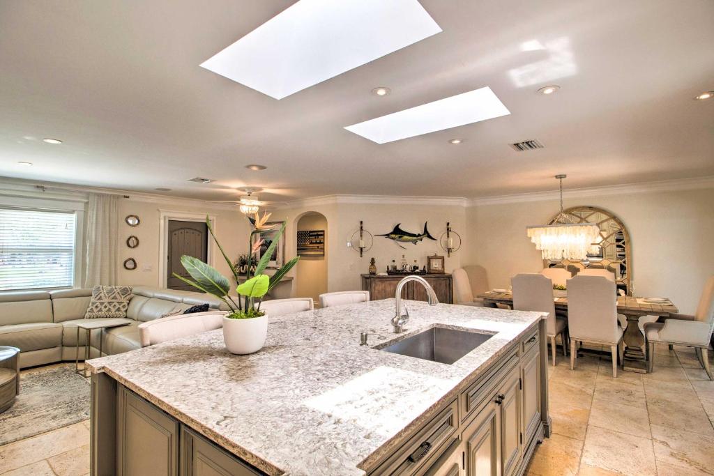 Luxury Getaway in Palm Beach Gardens! - image 7