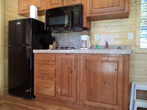 Palm Springs Camping Resort Cabin 3 - image 3