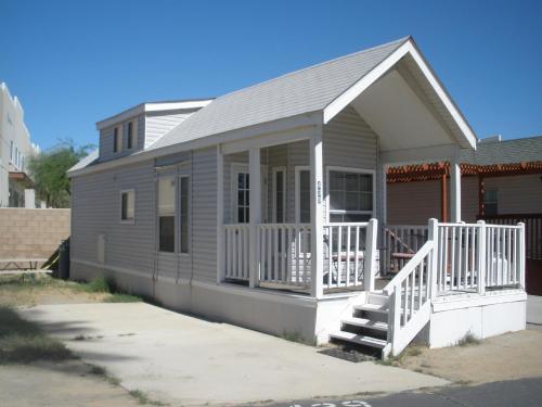 Palm Springs Camping Resort Loft Cabin 1 - image 2