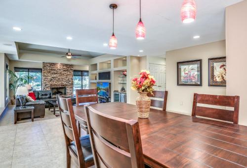 Alluring Palm Desert Retreat - image 4