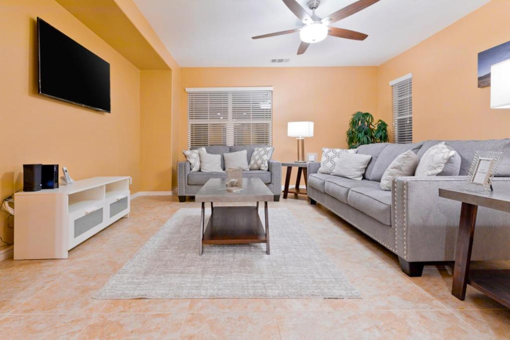 Palm Desert Getaway Villa - image 4