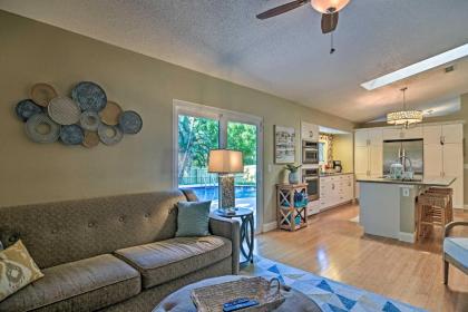 Stylish Palm Harbor Escape with Outdoor Oasis! - image 9
