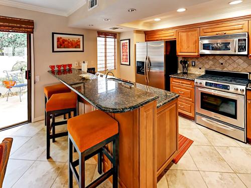 Palm Springs Townhouse Hideaway - image 3