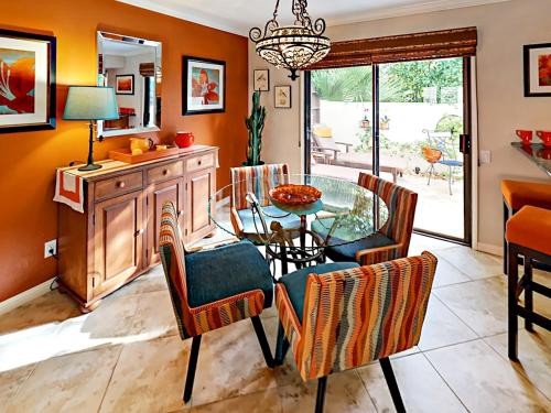 Palm Springs Townhouse Hideaway - image 4