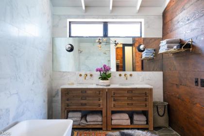 Hinshaw Hideaway - image 13