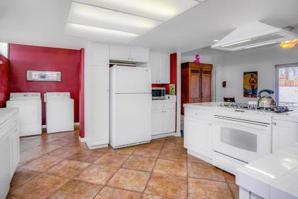 Movie Colony Pool Retreat - image 15
