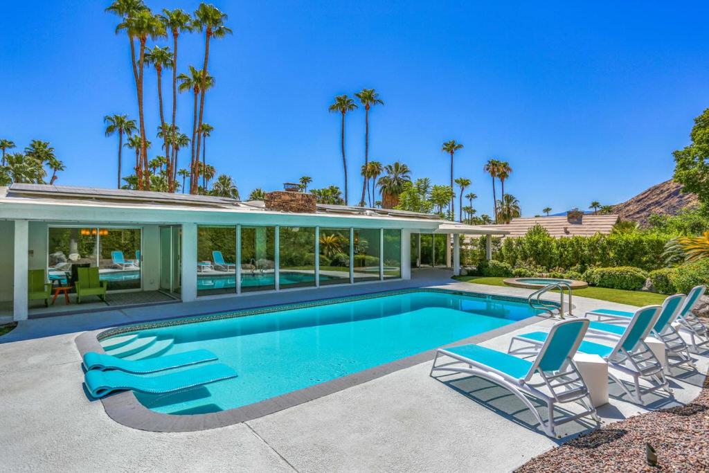 Palm Springs Style - main image