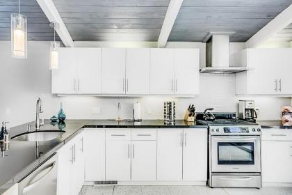 Twin Palms Mid-century Escape - image 11