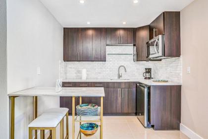 Tahquitz Modern Oasis - image 13