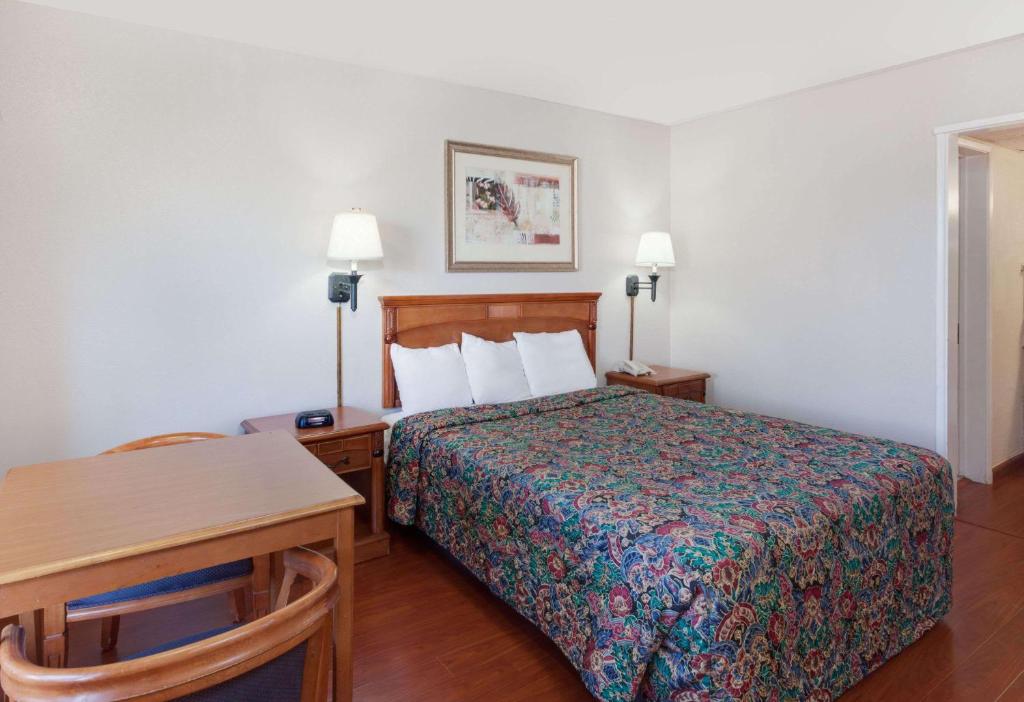Knights Inn Palmdale Lancaster Area - image 2