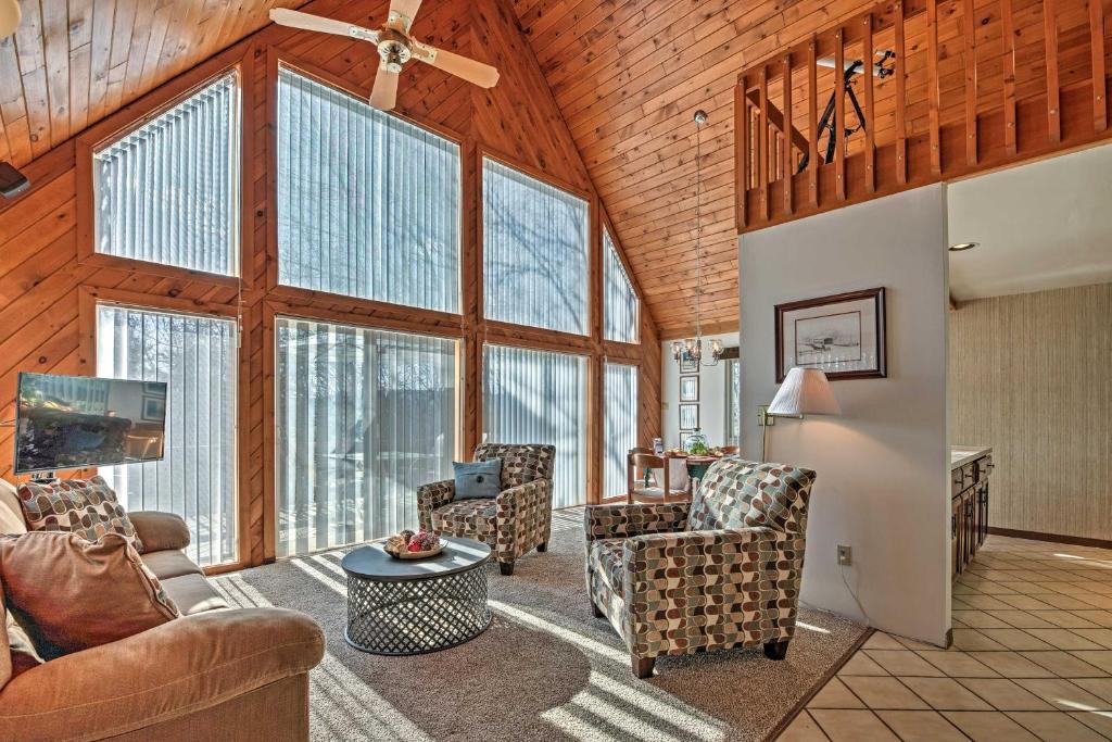 Palmerton Home on 3 Acres - 5 Mi to Blue Mountain! - image 4