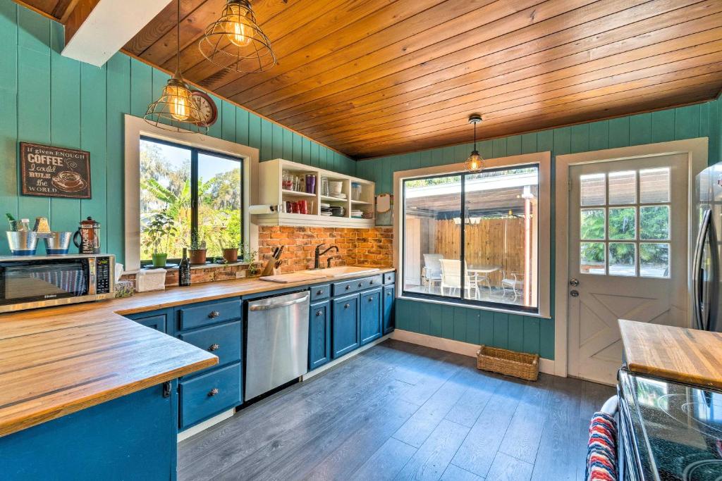 Breezy Garden-Level Home Less Than 2Mi to Riverwalk! - image 4