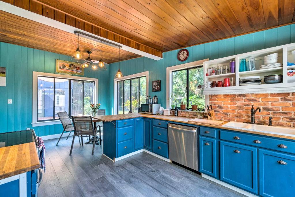 Breezy Garden-Level Home Less Than 2Mi to Riverwalk! - image 7