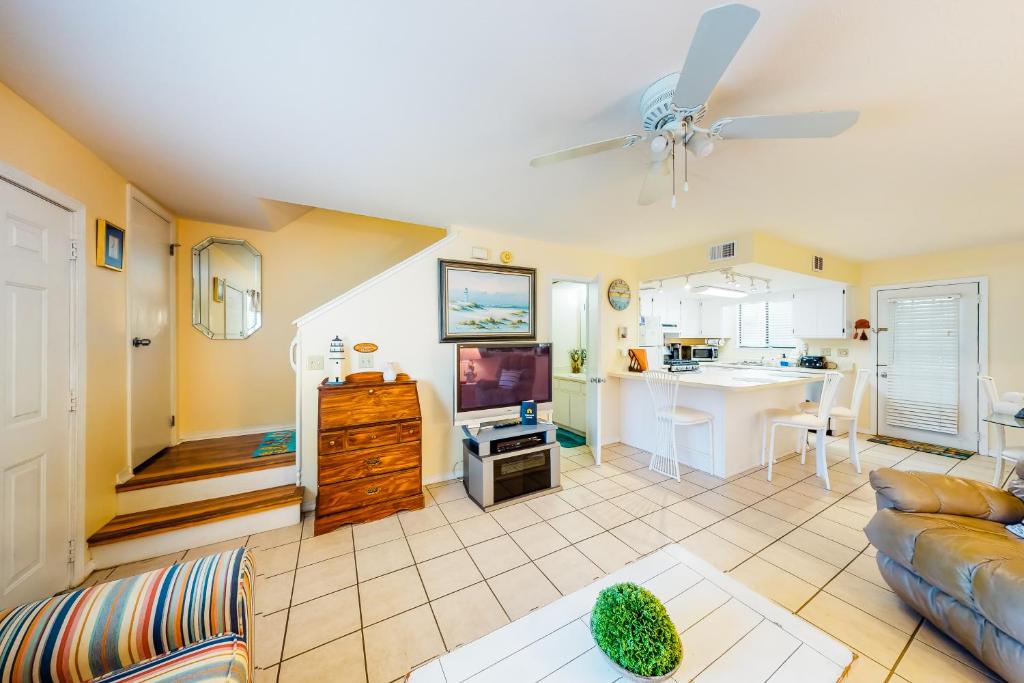 Gulf Highlands 164 W Leslie Ln - main image