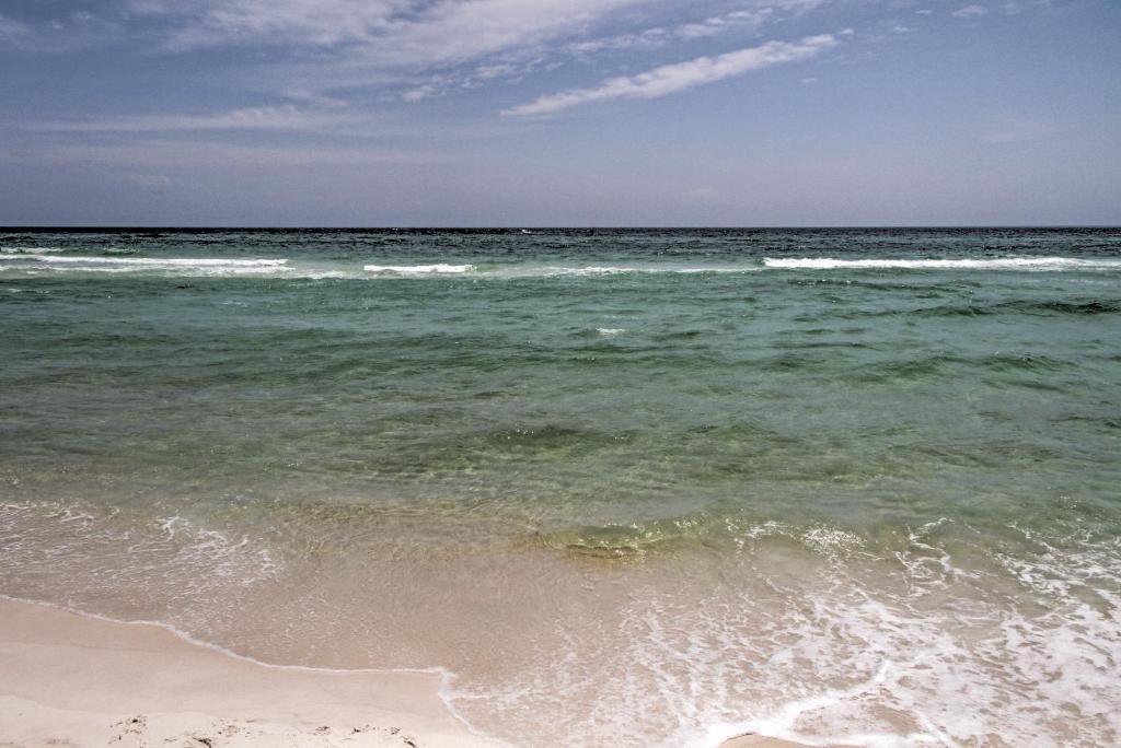 Remodeled PCB Studio Apt with Balcony and Pool Access! - image 2
