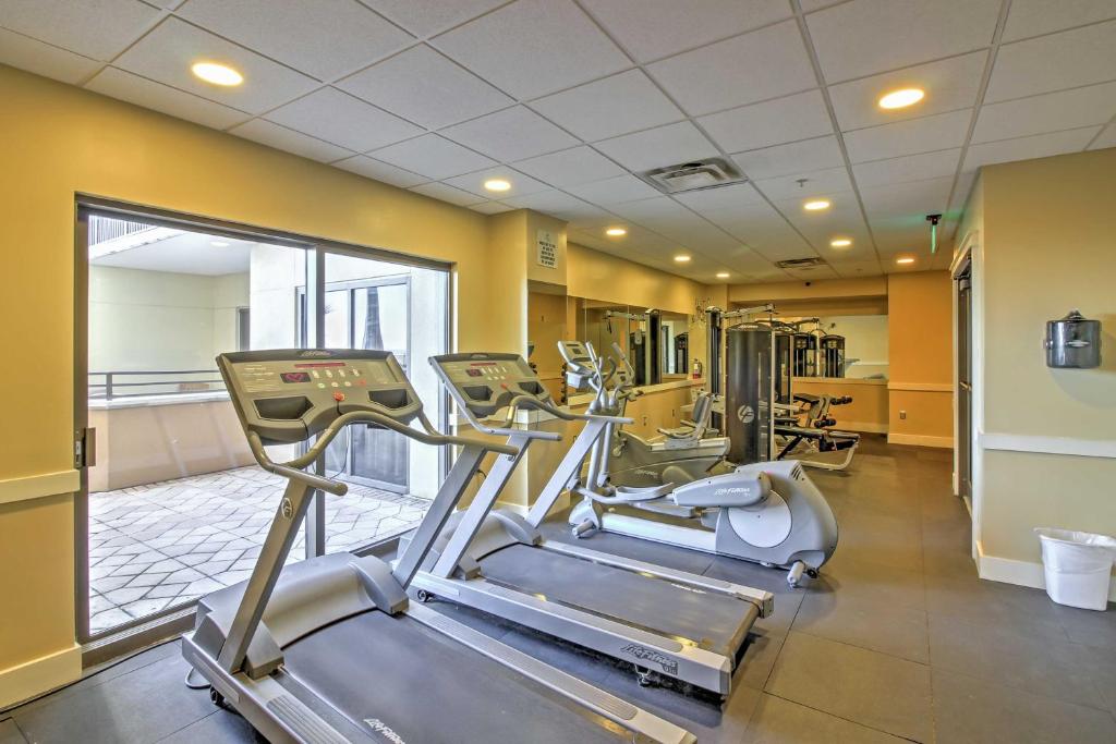 Remodeled PCB Studio Apt with Balcony and Pool Access! - image 5