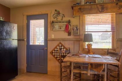 Cozy 1 BR with a Pullout Sofa bed and Kitchenette - image 2