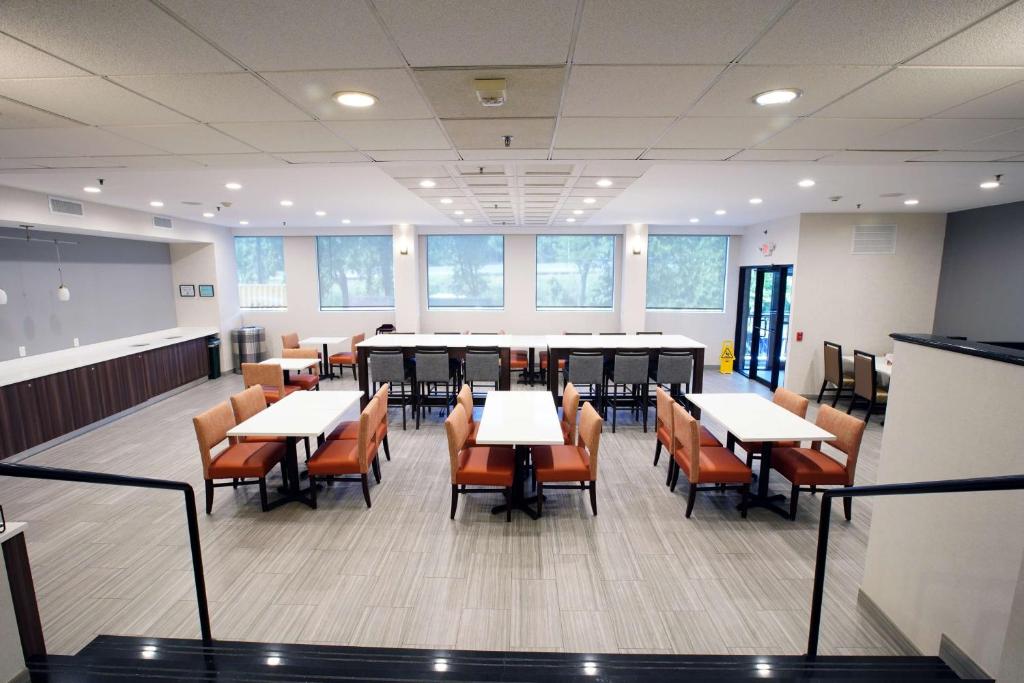 Best Western Paramus Hotel & Suites - image 7