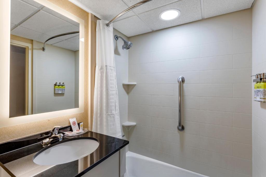 Holiday Inn Express Paramus an IHG Hotel - image 6