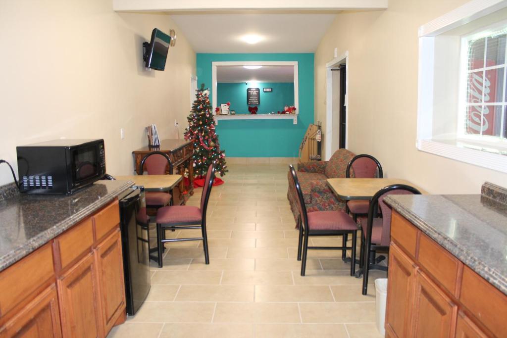 American Inn & Suites - main image