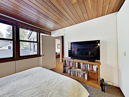 New Listing! Ski Basecamp With Hot Tub Walk To Lift Townhouse - image 5