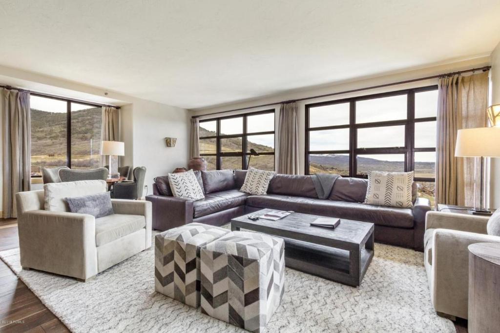 Grand Summit Hotel Penthouse #702 - image 3