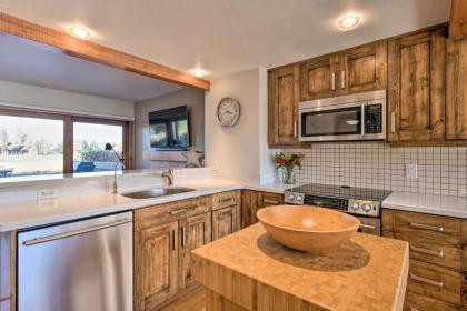 Racquet Club Condo - 2 Miles to PC Mountain! - image 6