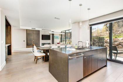 Stunning Modern Lift - image 7
