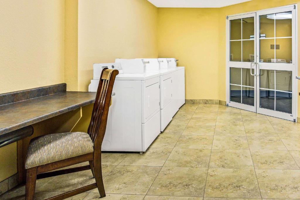 Super 8 by Wyndham Parker/SE Denver Area - image 2
