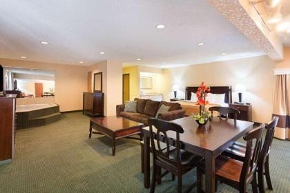 Quality Inn Parkersburg North-Vienna - image 10