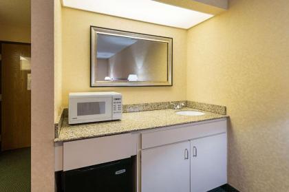 Quality Inn Parkersburg North-Vienna - image 2