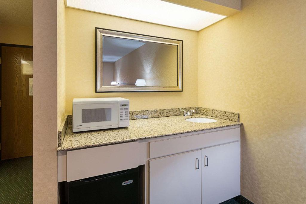 Quality Inn Parkersburg North-Vienna - image 2