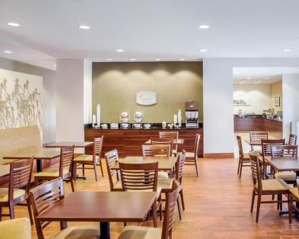 Sleep Inn & Suites Parkersburg - image 11