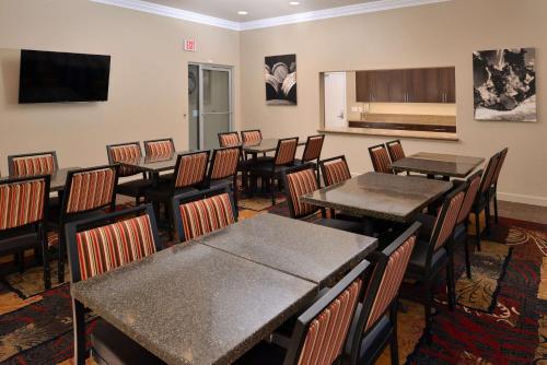 Best Western Plus Black Oak - image 5