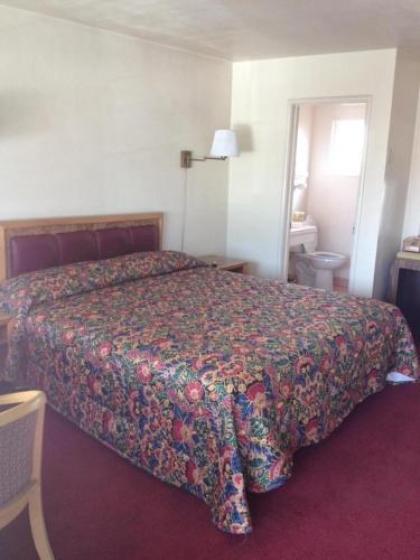 Town House Motel - image 2